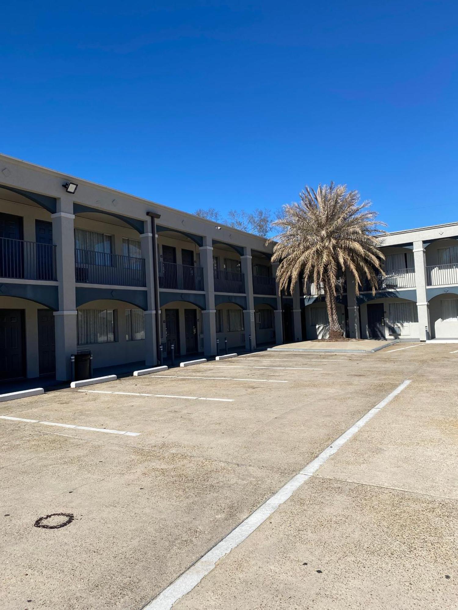 Howard Johnson By Wyndham Historic Lake Charles Exterior photo
