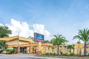 Howard Johnson By Wyndham Historic Lake Charles Room photo