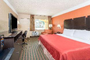 Howard Johnson By Wyndham Historic Lake Charles Room photo