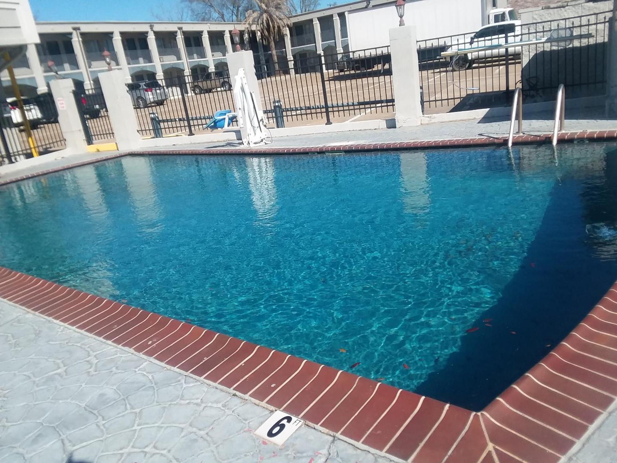 Howard Johnson By Wyndham Historic Lake Charles Exterior photo