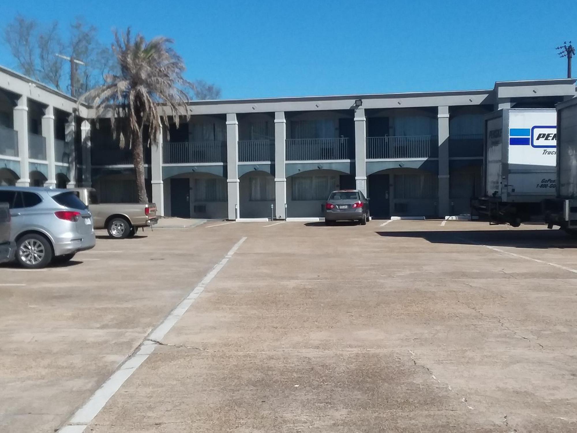 Howard Johnson By Wyndham Historic Lake Charles Exterior photo