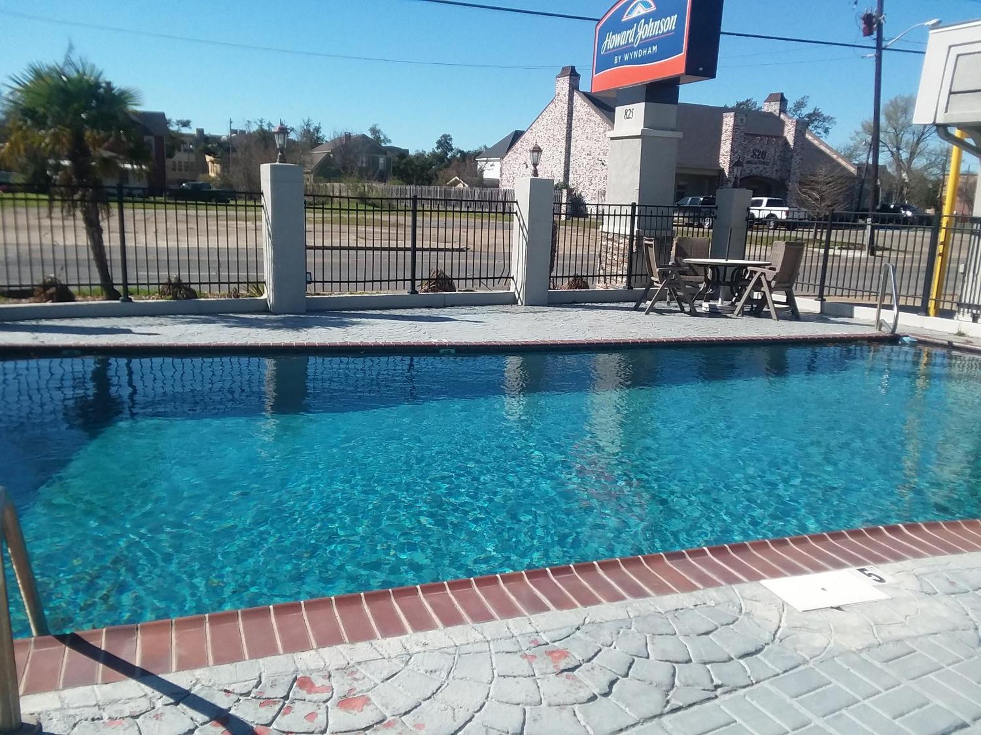 Howard Johnson By Wyndham Historic Lake Charles Exterior photo